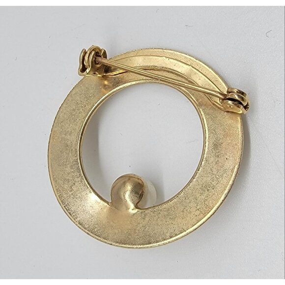 Vintage Gold Tone Circle Pin‎ Brooch with Faux Pearl - 1 inch - Picture 2 of 3